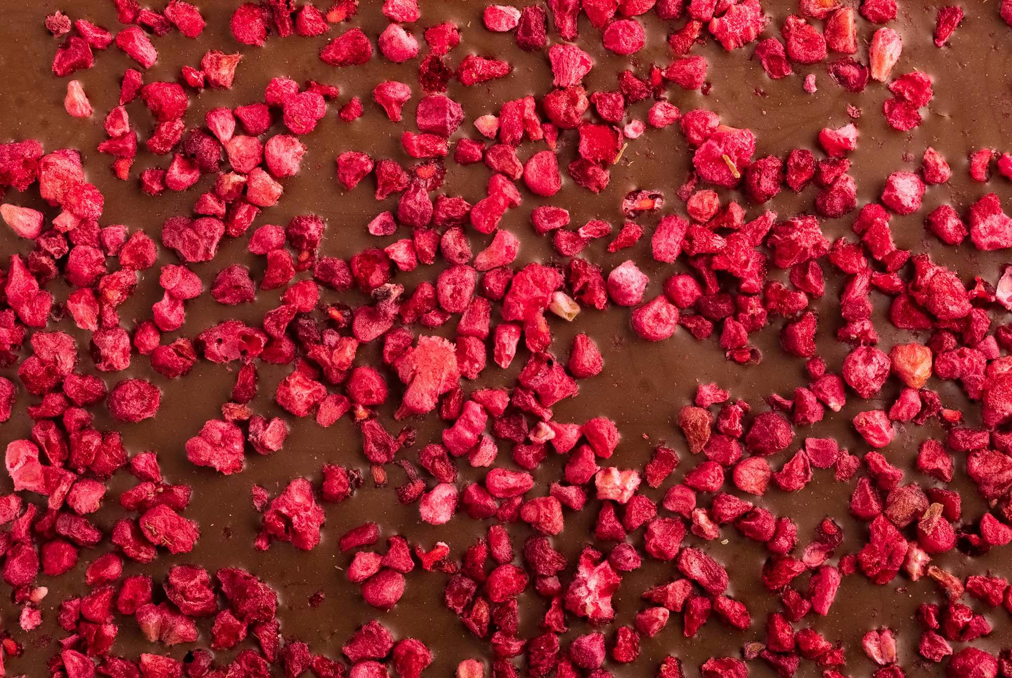 Pakastekuivattuja vadelmia suklaalevyn päällä