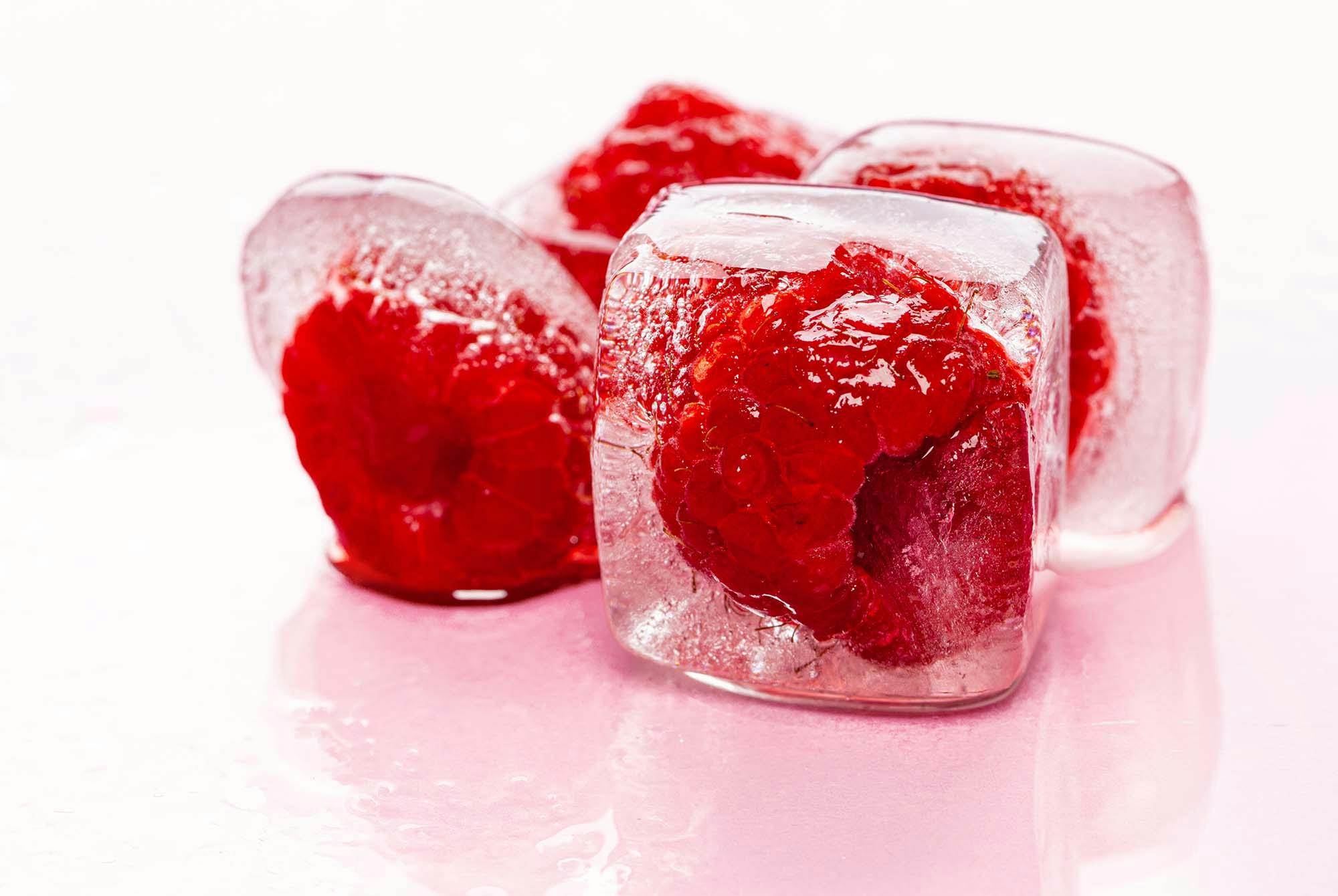 Jääpaloja, joiden sisällä vadelmia