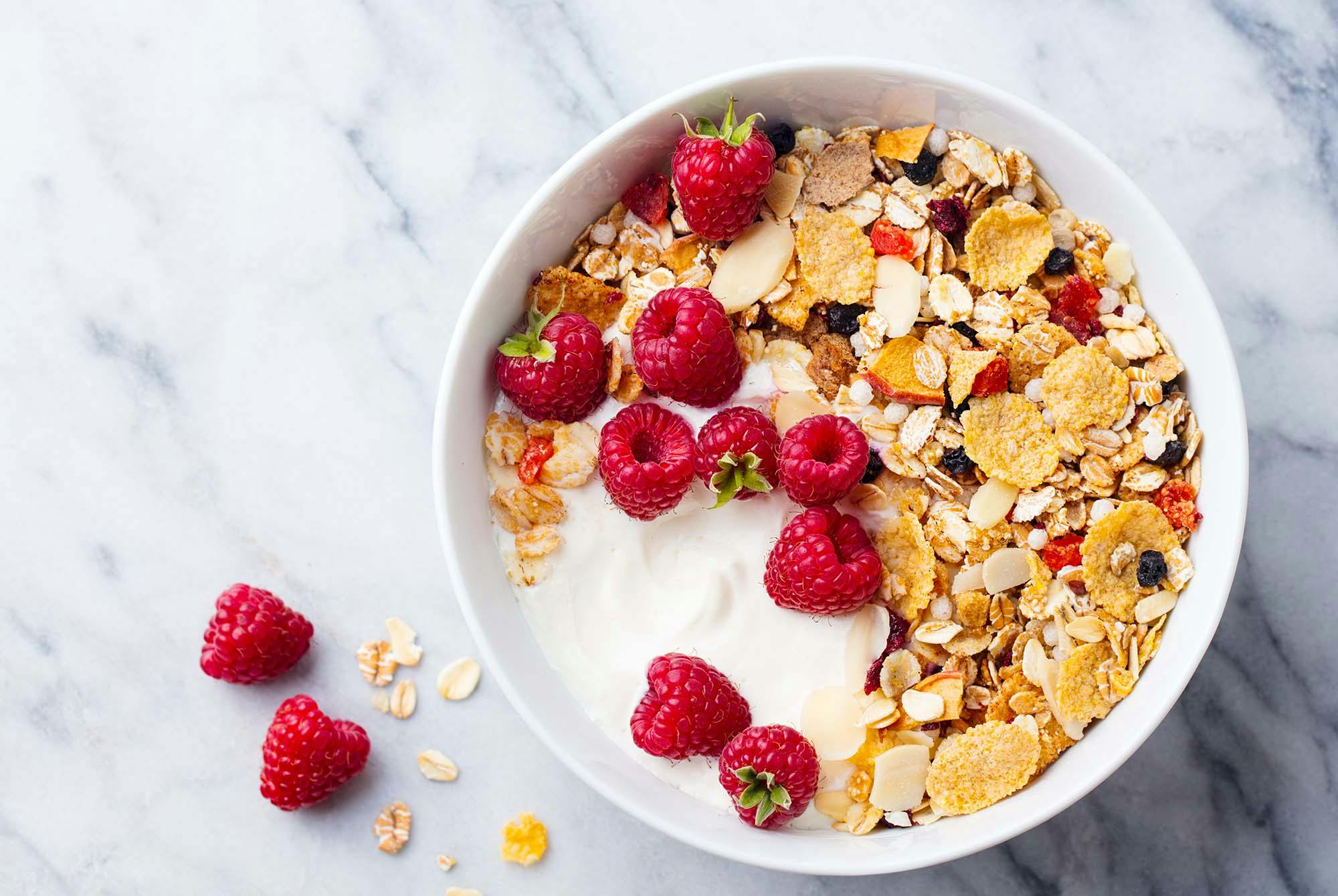 Vadelmia jogurtin päällä