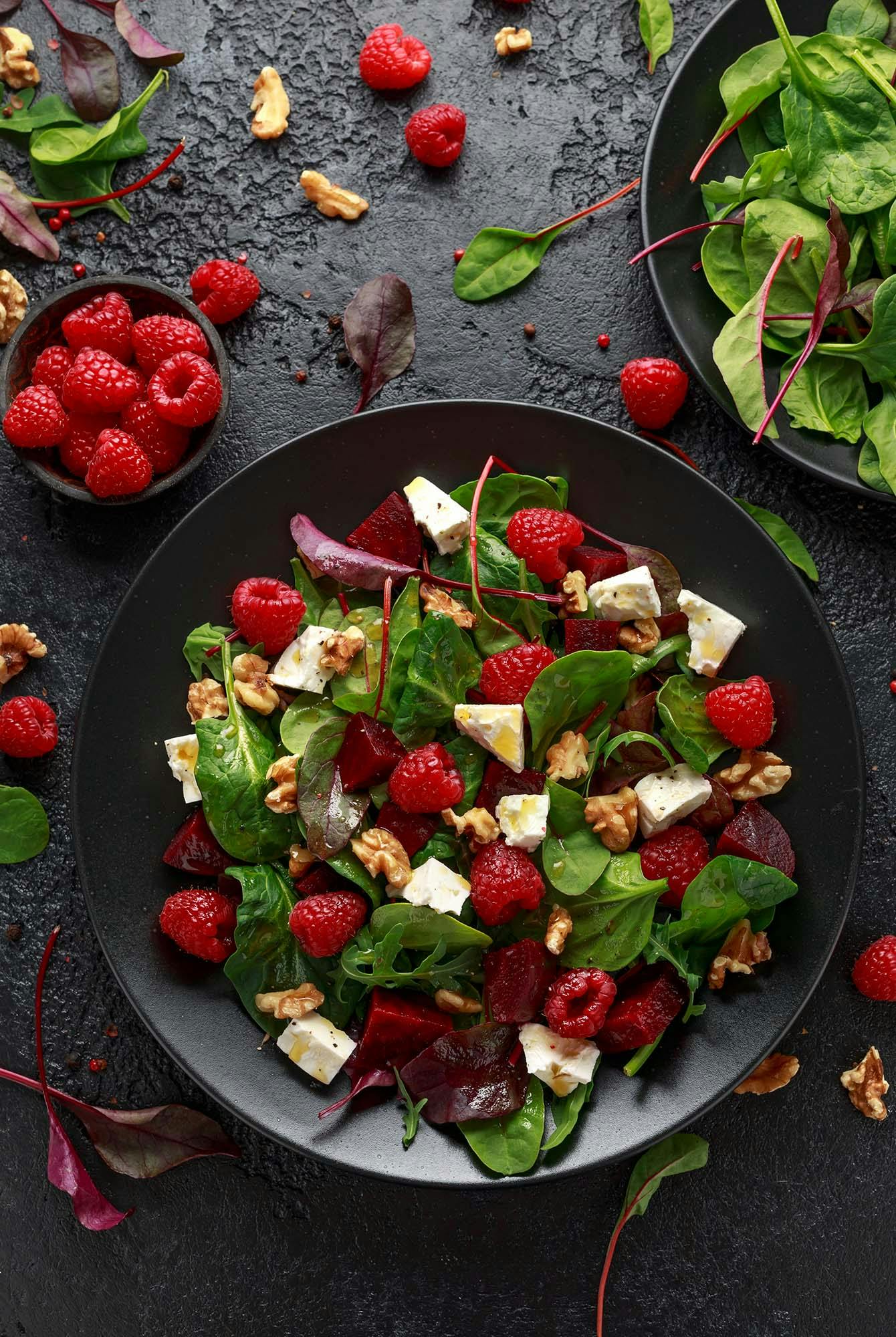 Salaatti, jossa vadelmaa ja fetajuustoa