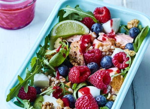 Sallad med grillad lax, bär & mozzarella