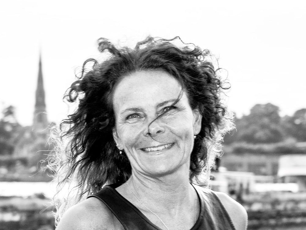 Svart-hvitt portrett av 56-årig kvinne