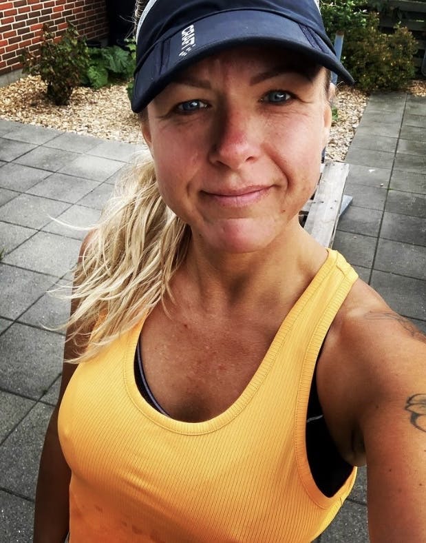 Selfie av 45 år gammel kvinne i oransje treningstopp