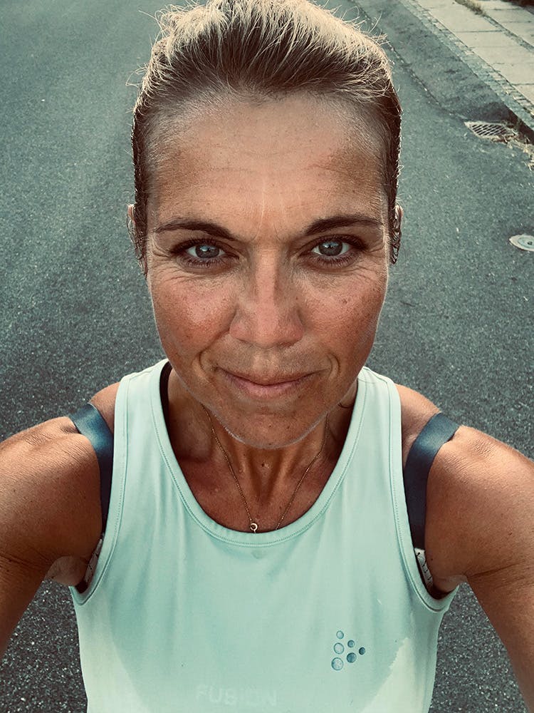 Selfie av kvinde på 42 i treningsklær