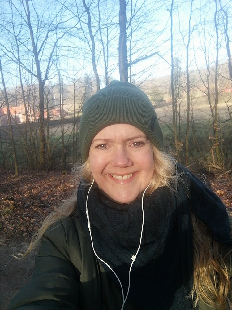 Selfie av kvinne på 45 med lue og frakk