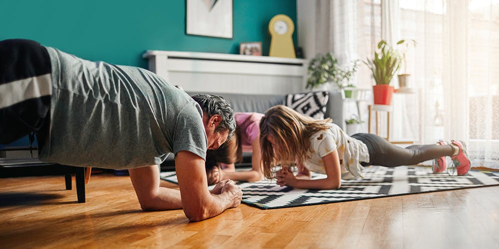 Familie laver planken på stuegulvet