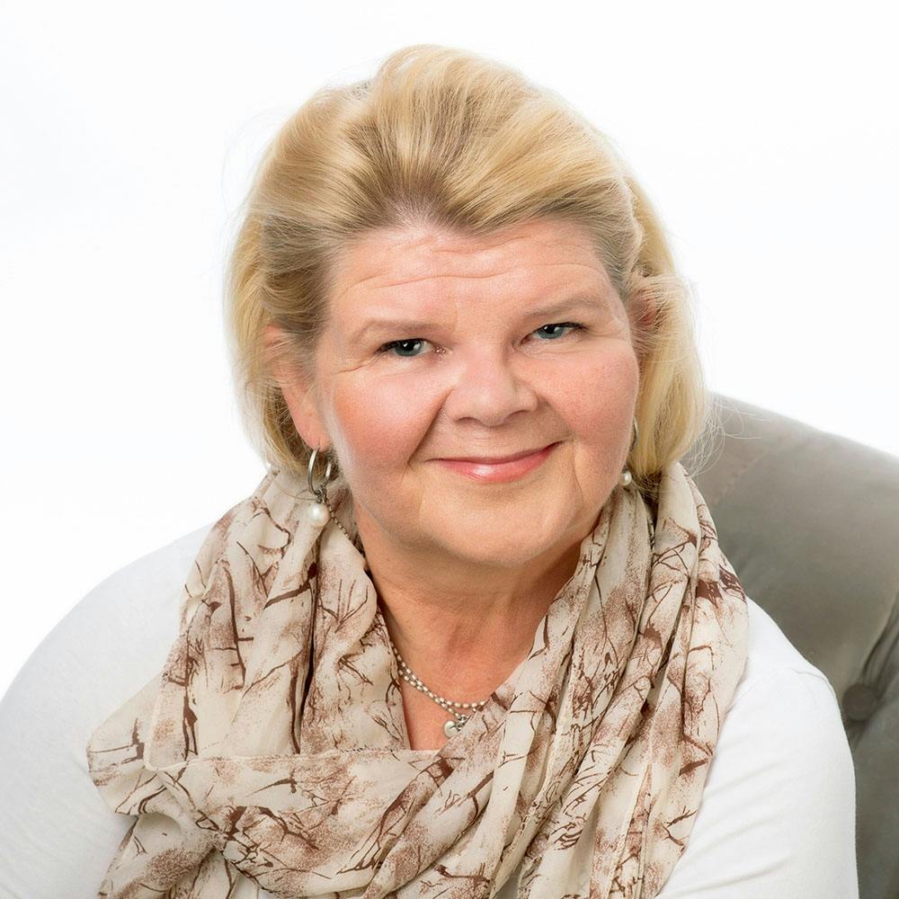 Valokuva kuusikymppisestä naisesta