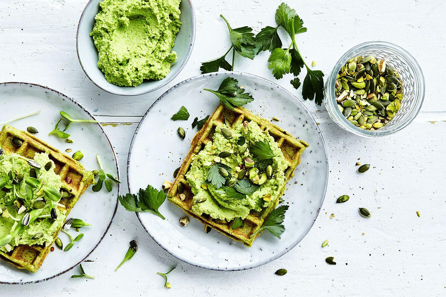 Brokkolivafler med ertehummus, avokado og dukkah