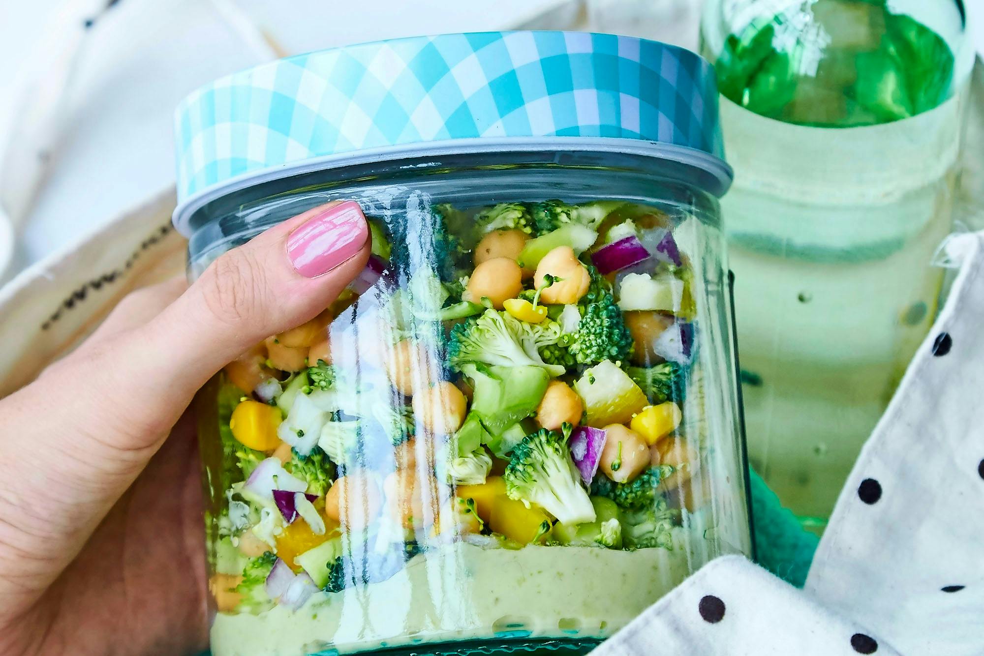 Brokkoli- og kikertsalat med avokadodressing