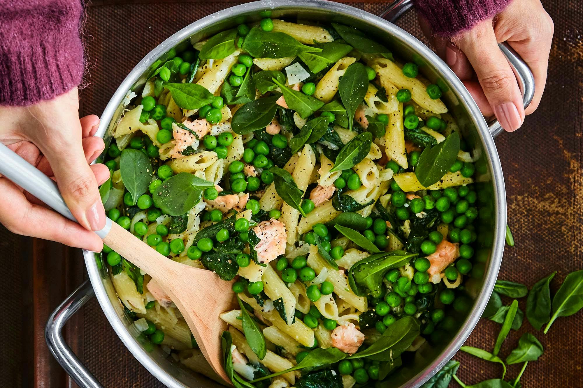 One pot-pasta med laks, spinat og erter
