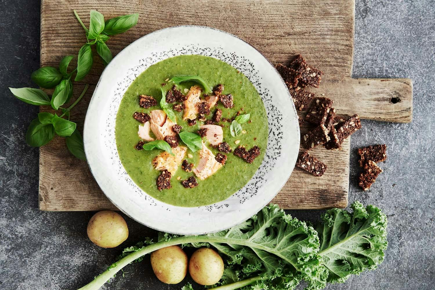 Grønnkålsuppe med poteter, laks og rugbrødkrutonger