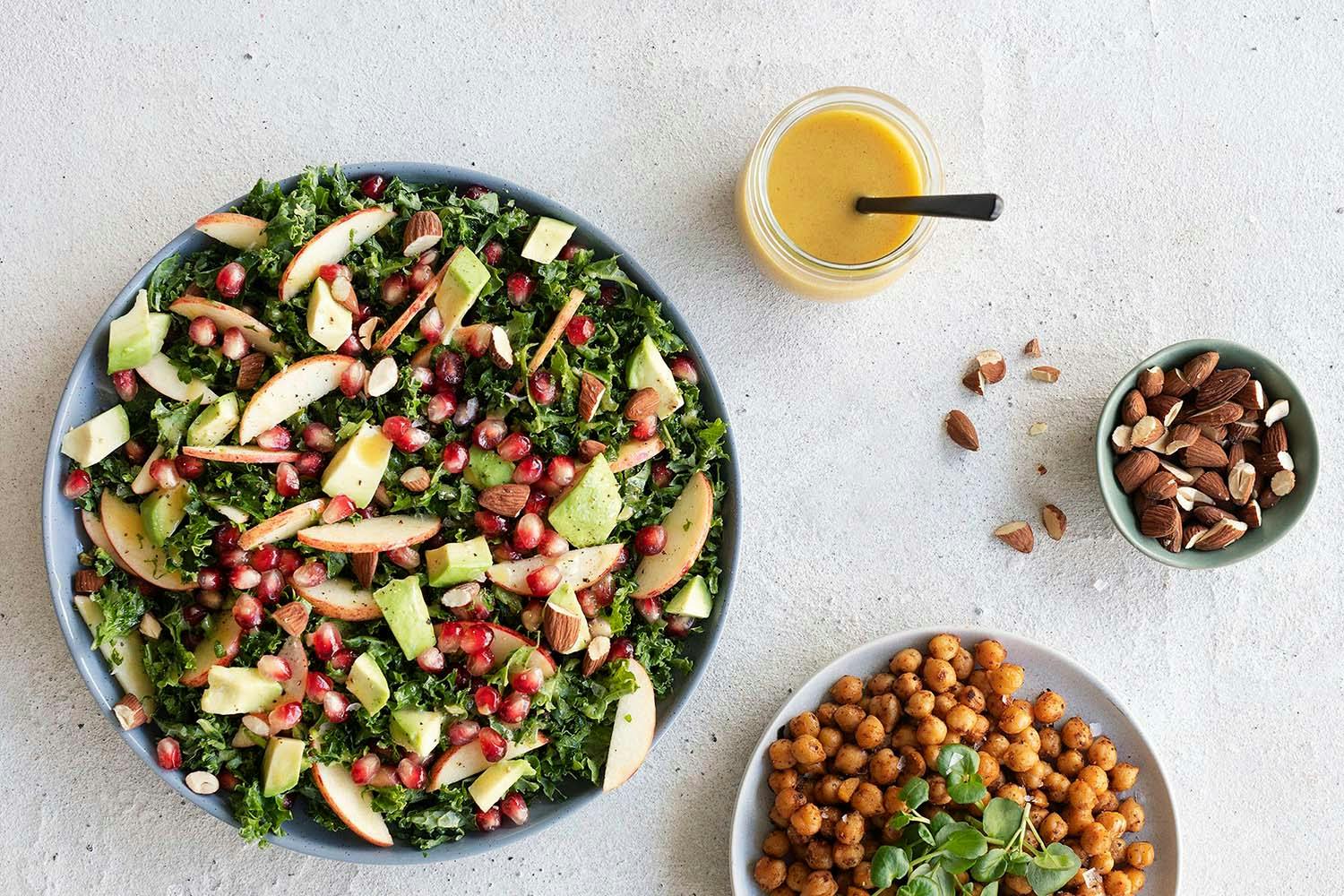 Grønnkålsalat med eple, granateple og mandler