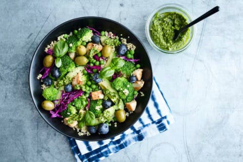 Kyllingsalat med quinoa, brokkoli og grønn pesto