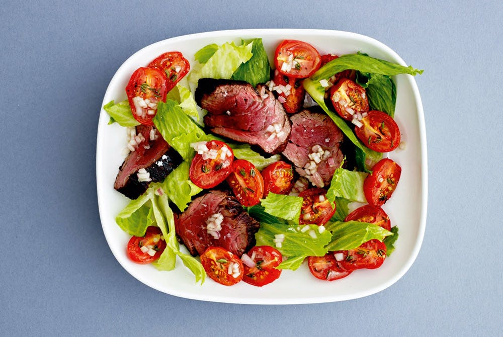 Salat med kalvemørbrad og bagte tomater