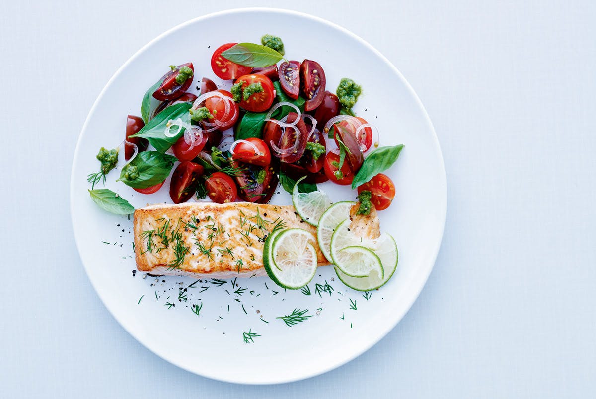 Laks med tomatsalat
