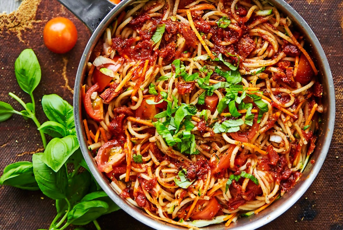 One pot pasta med pølse og tomatsovs