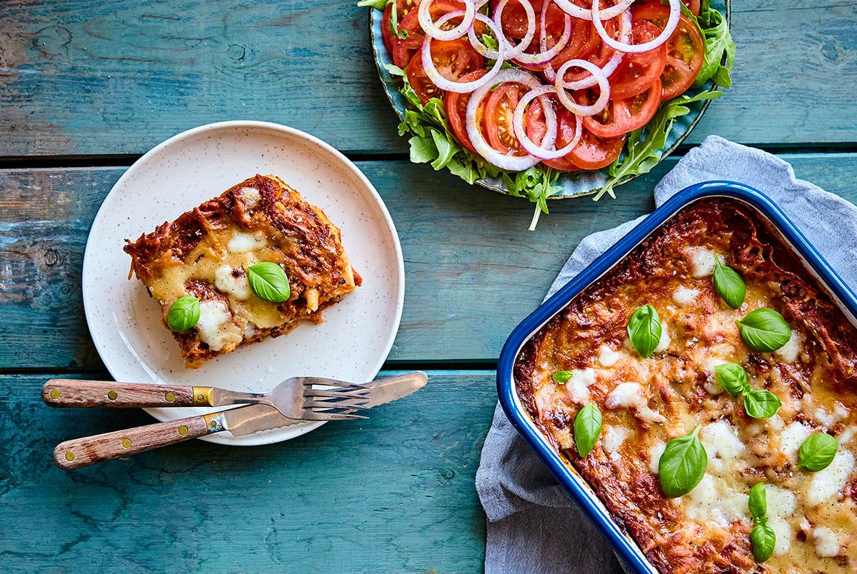 Sund lasagne med tomatsalat