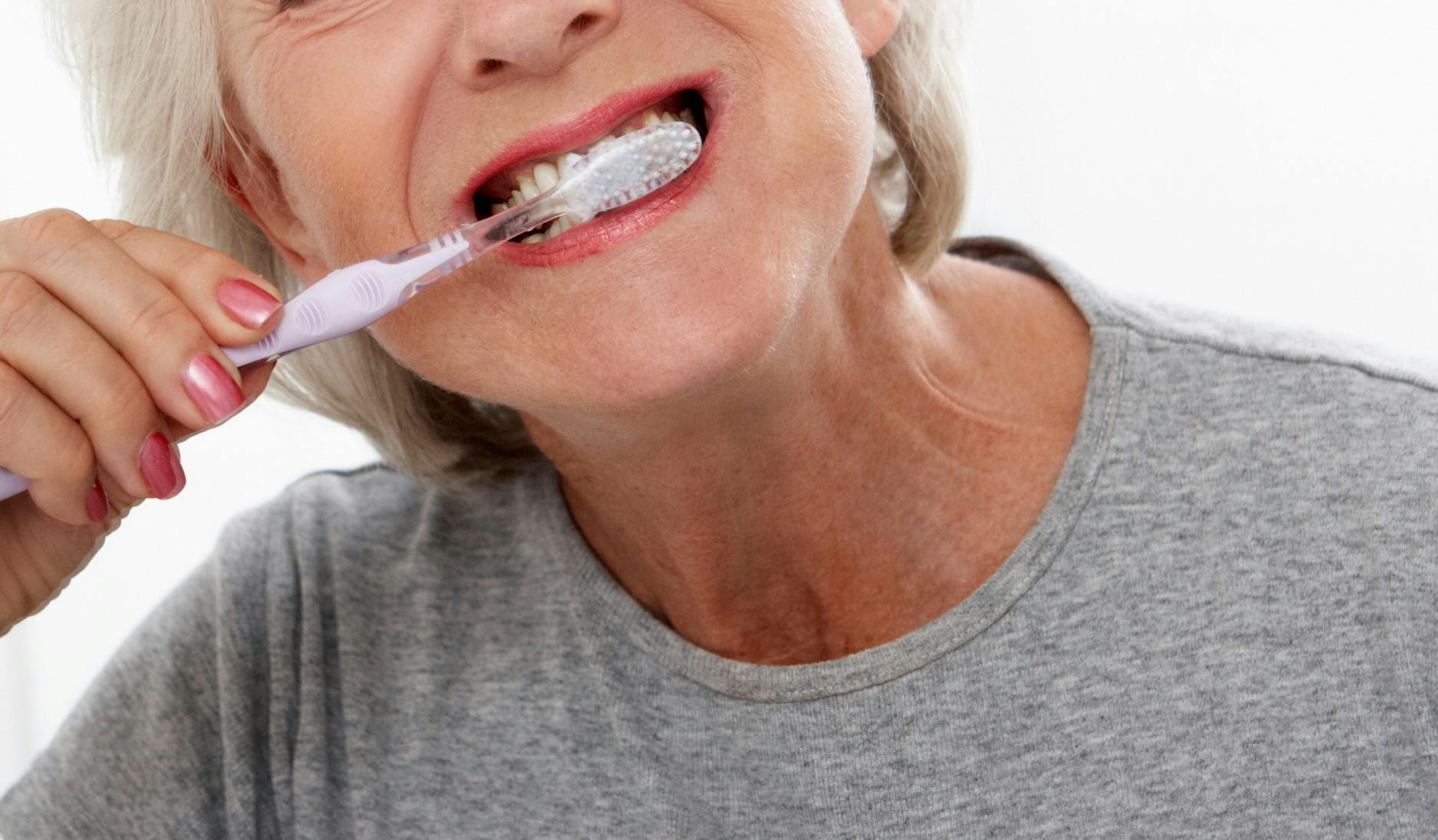 Kvinde børster tænder for at forhindre de dårlige ånde