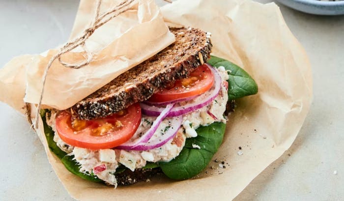 Rugbrødssandwich med tun