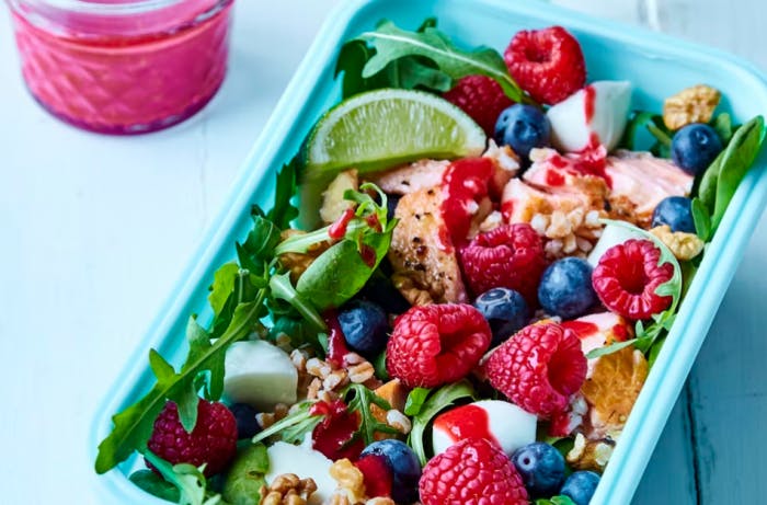 Matpakkesalat med laks og baer