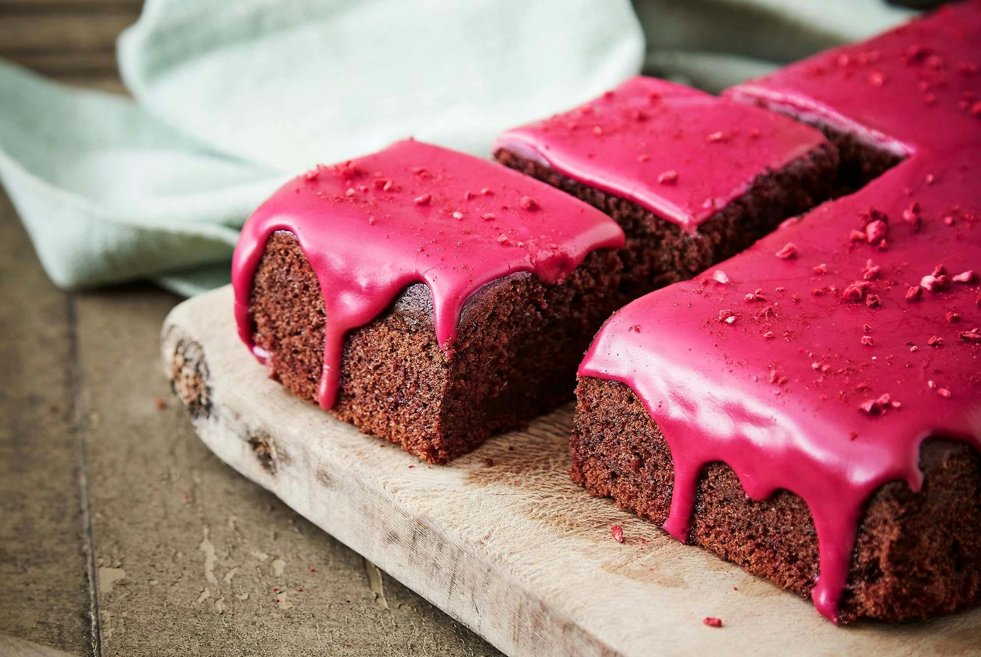 Rödbets-chokladkaka med rosa rödbetsglasyr
