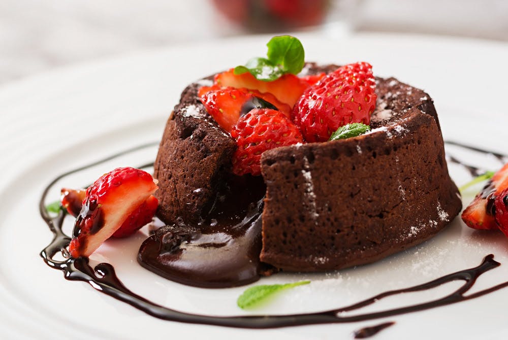 Sjokoladekake med flytende fyll og jordbær