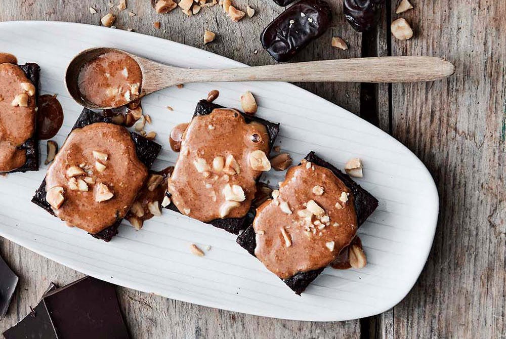 Vegansk brownie med glasur av peanøttsmør