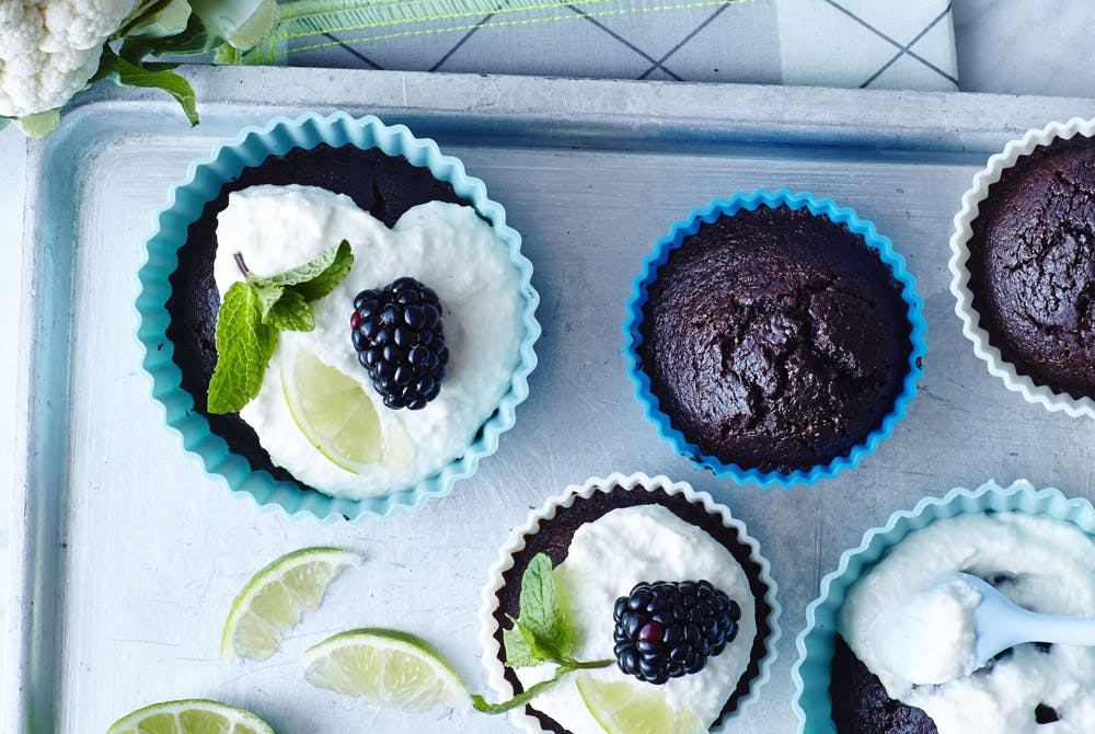 Sjokolademuffins med blomkål i deigen og toppet med sitruskrem og bjørnebær