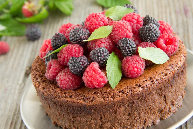Friske bær, bringebær – frisk, sunt og godt på sjokoladekaken