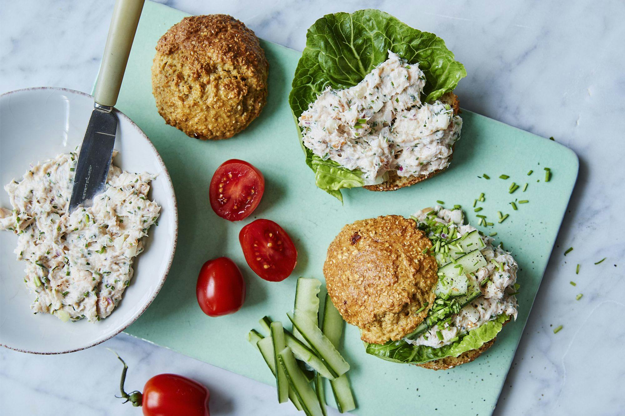 Proteinbröd med laxsallad
