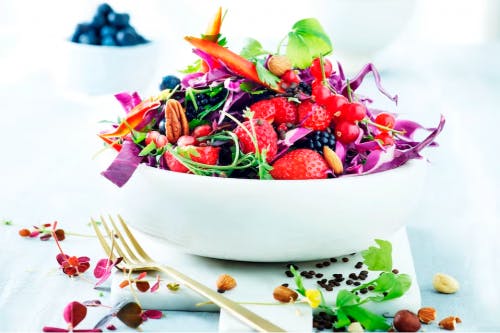 Sallad med spetskål och bär