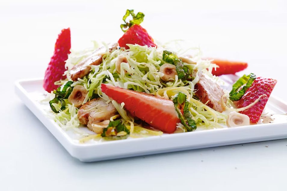 Spetskålssallad med kyckling, jordgubbar och hasselnötter