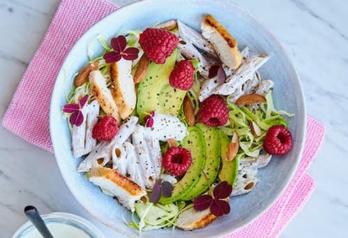 Pastasallad med kyckling, spetskål och hallon