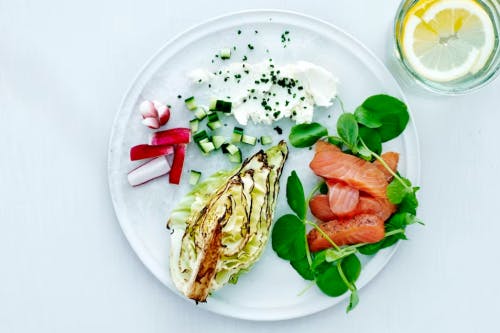 Rökt lax med stekt spetskål