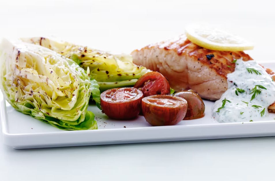 Stekt lax och spetskål med örtkräm