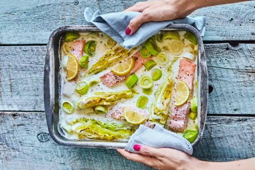 Laks og grønt i fad