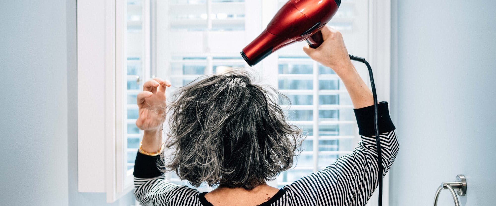 Lad ikke håret lufttørre. Brug føntørrer, så hovedbunden ikke er fugtig i længere tid.