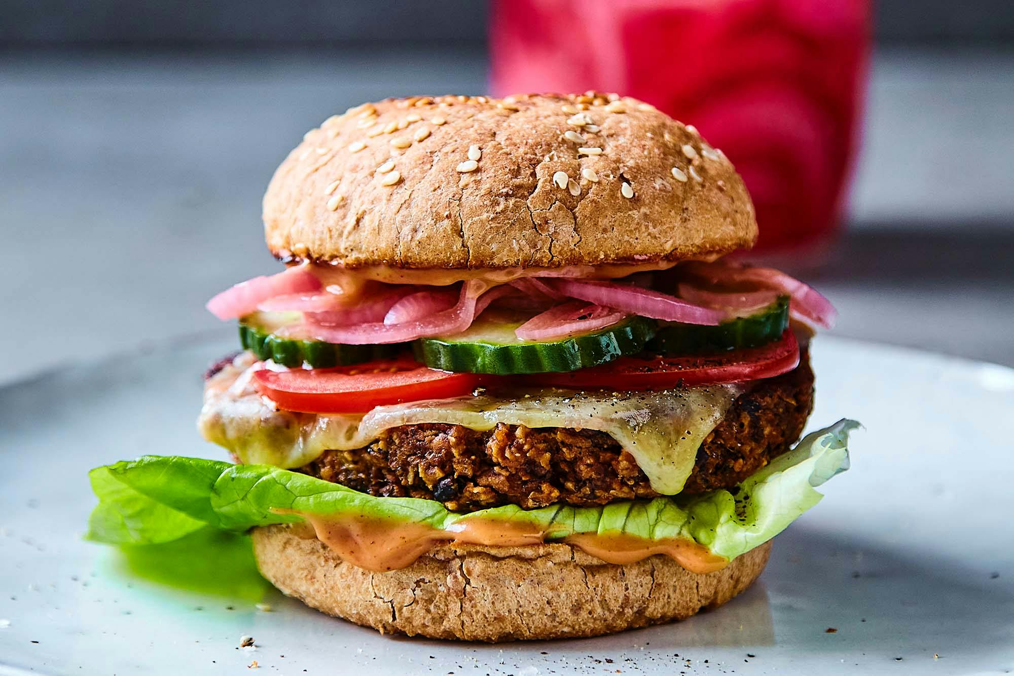 Vegetarburger med salat, agurk, tomat, syltet rødløk og ost