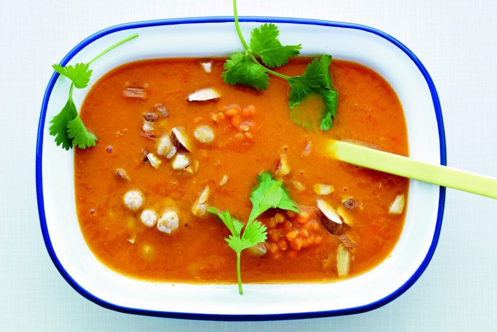 Rød linsesuppe med kikerter og mandler
