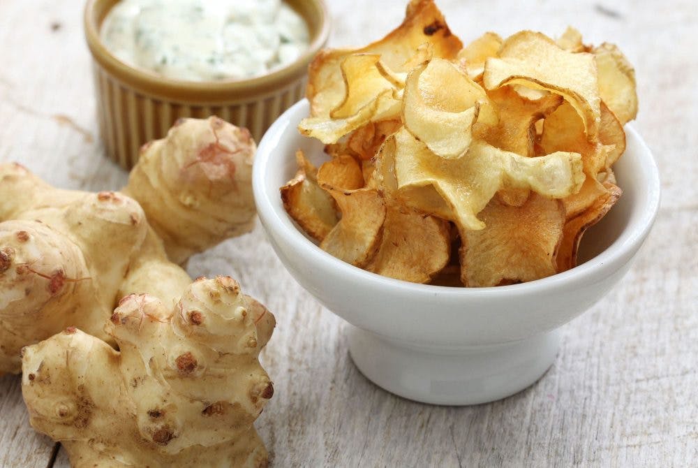 Jordskokkechips er nemme og sunde at lave i ovnen, hvis du følger denne opskrift.