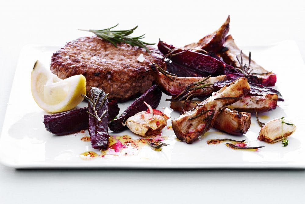 Servér en lækker aftensmad bestående af hakkebøffer og bagte rodfrugter