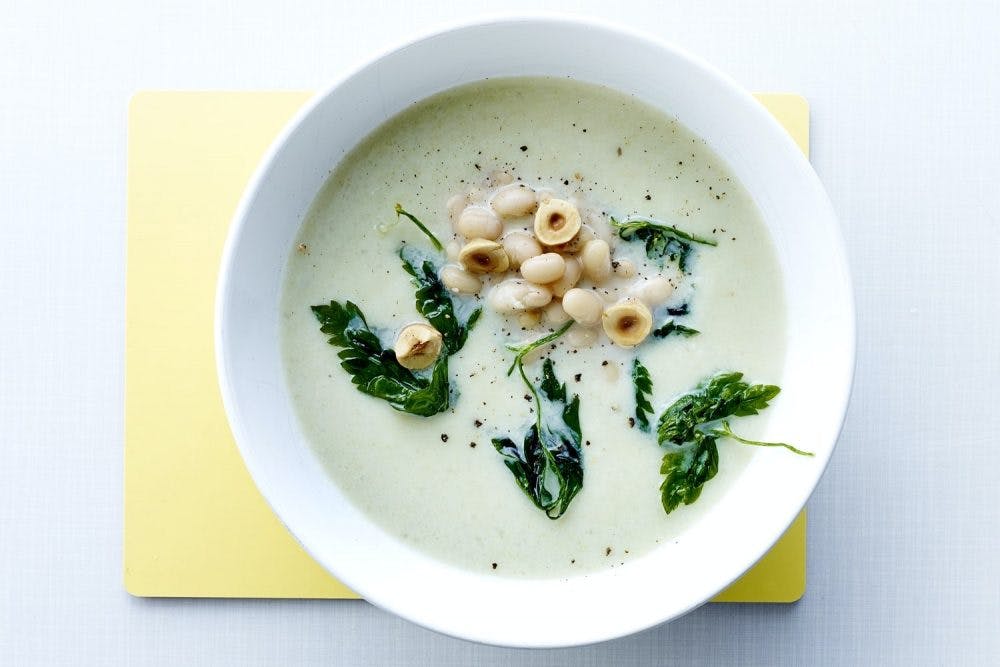 Opskrift på nem cremet jordskokkesuppe med bønner og uden fløde.