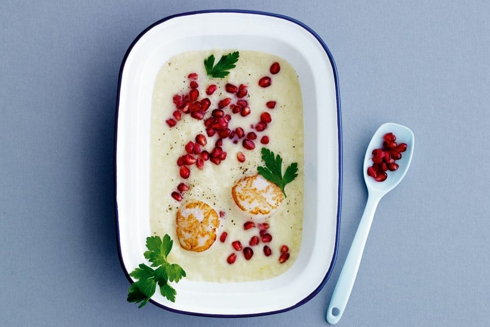 Jordskokkesuppe med kammuslinger er en skøn opskrift, der egner sig til nytår eller andre fester.