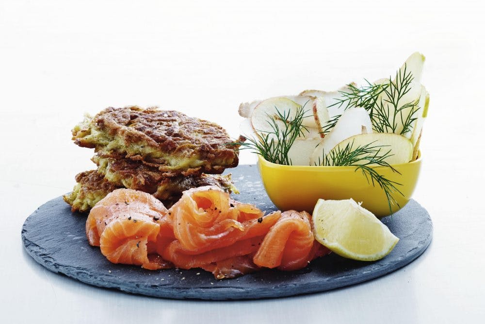 Jordskokkesalat med laks og rösti. Lækker salat med jordskokker - mættende og skøn.