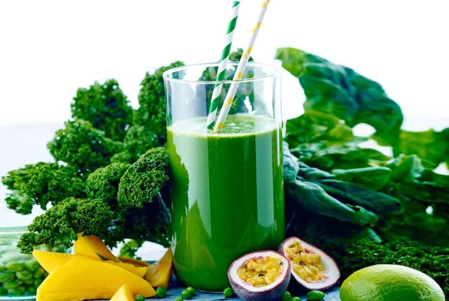 Smoothie-med-artor-passionsfrukt-och-mango