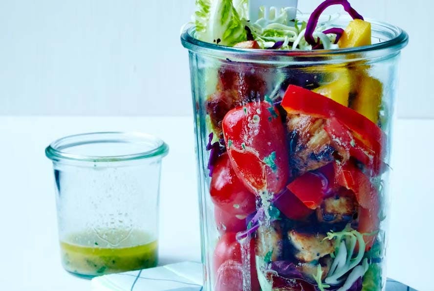Kycklingsallad-med-mango-och-kal