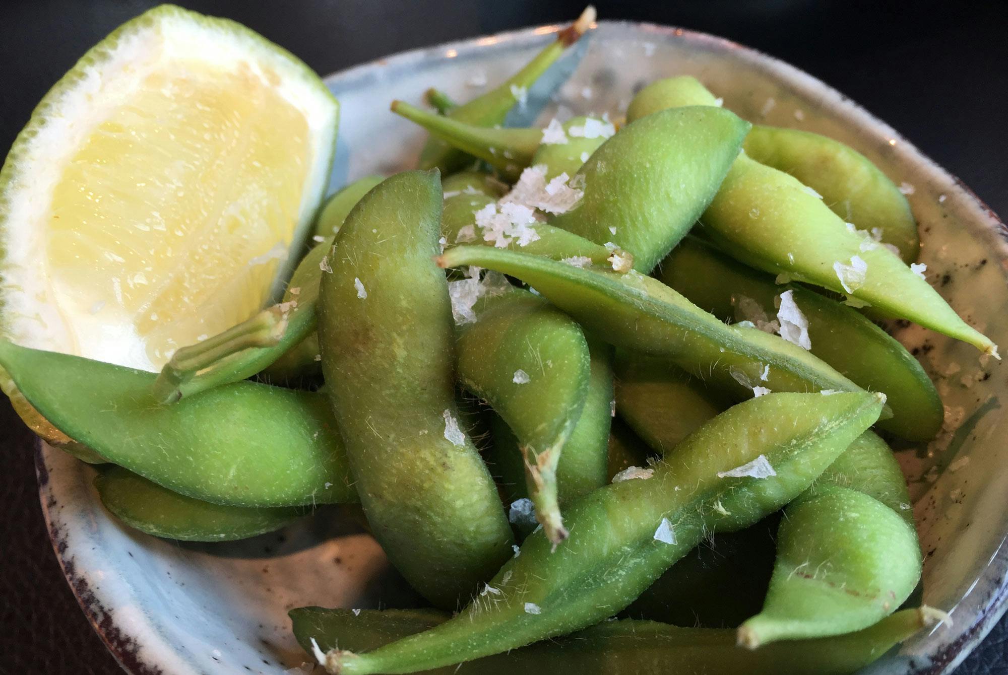 Edamamet, suolaa ja sitruunaa