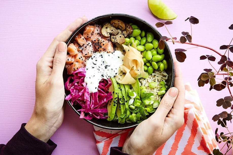 Japansk poke bowl med edamamebönor och lax