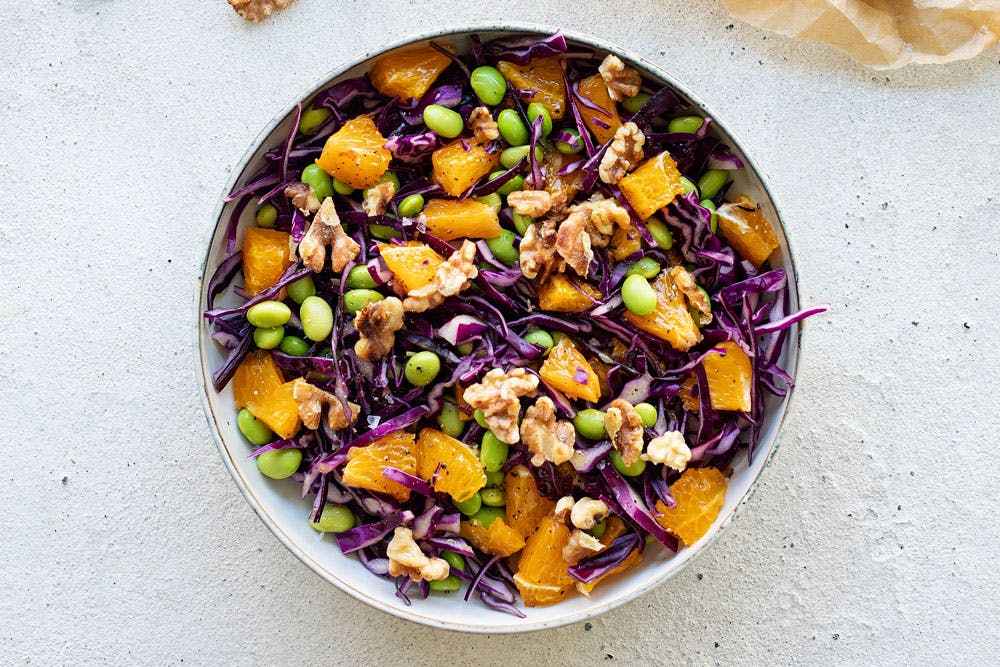 Appelsiini-saksanpähkinä-edamame-punakaalikulhosalaatti