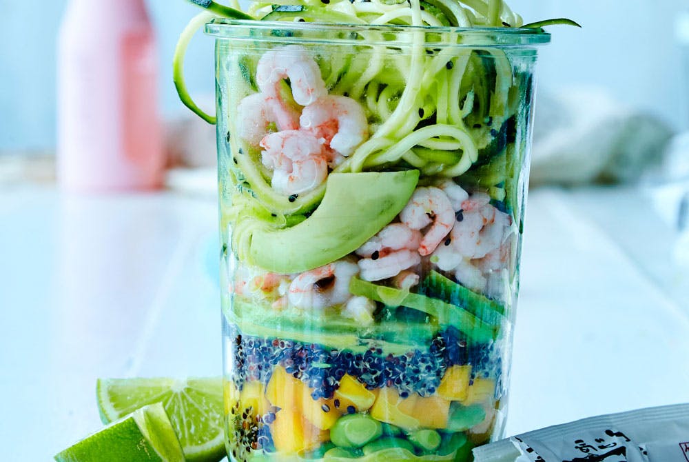 Kesäkurpitsa-edamame-katkarapusalaatti ja wasabikastike